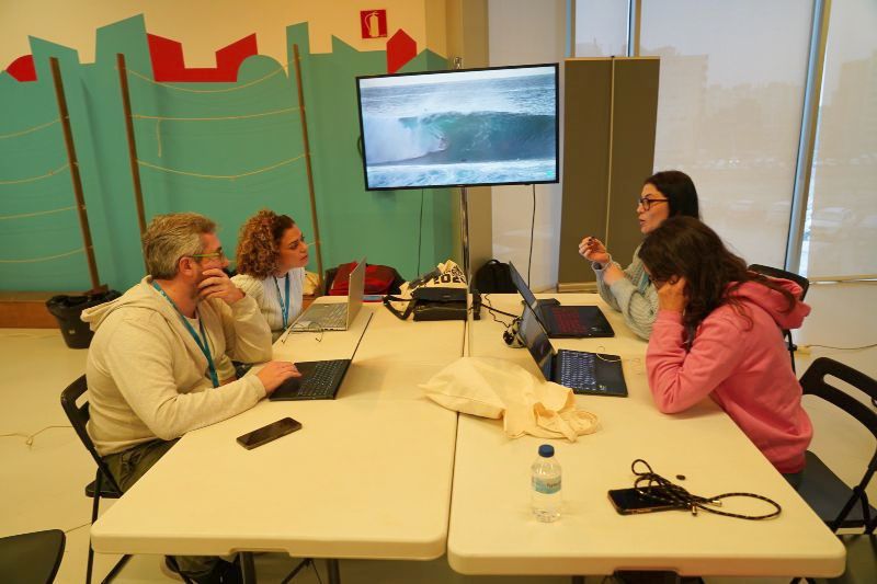 Personas sentadas en una mesa en el Contributor Day de la WordCamp Zaragoza 2024