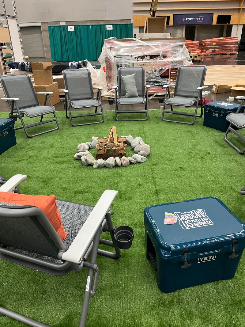 Campfire en construcción Photo by Lena Inurrieta. WordCamp US 2024, Portland, Oregon