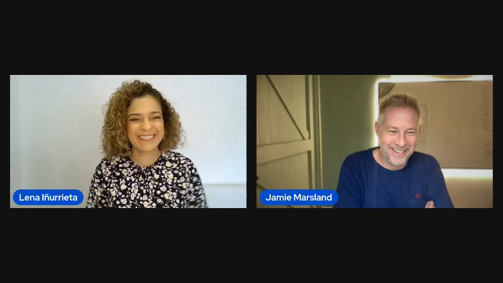 Dos personas siendo entrevistadas para Youtube