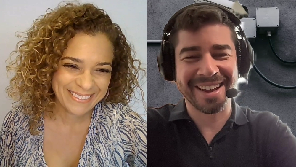 Dos personas en una entrevista